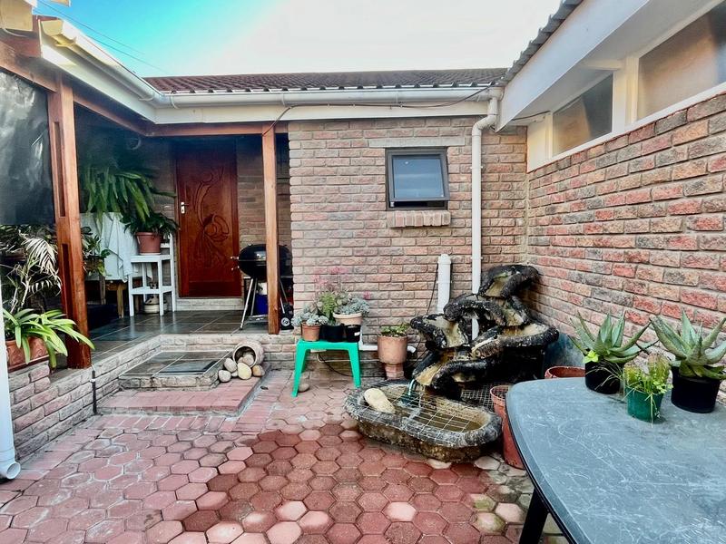 5 Bedroom Property for Sale in Fraaiuitsig Western Cape